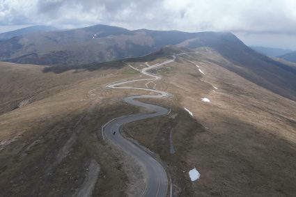 Traficul este oprit pe Transalpina din cauza aluviunilor care au acoperit drumul.