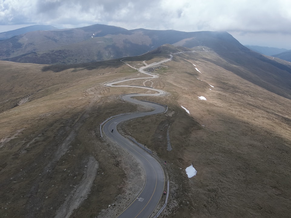 Traficul este oprit pe Transalpina din cauza aluviunilor care au acoperit drumul