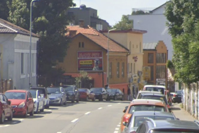 Trei dube si o masina acasa pentru mai multi adulti si copii pe o strada din Cluj Napoca Vecinii sunt satui de miros I si fac nevoile pe strada