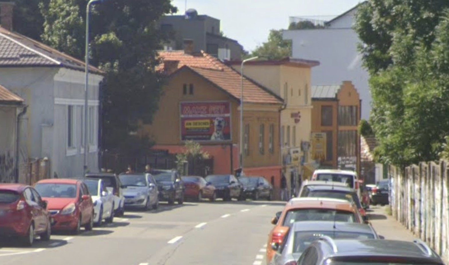 Trei dube si o masina acasa pentru mai multi adulti si copii pe o strada din Cluj Napoca Vecinii sunt satui de miros I si fac nevoile pe strada