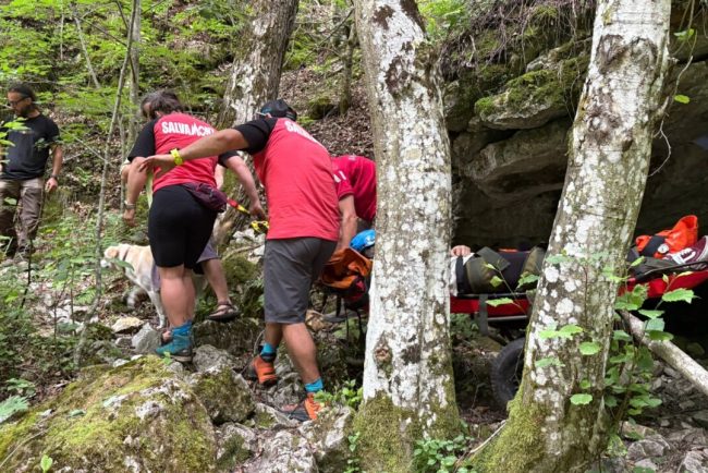 Turista din Cluj Napoca salvata din Cheile Rametului dupa o cadere pe traseu Interventie dificila a Salvamont Alba dupa ce tanara a alunecat pe o poteca