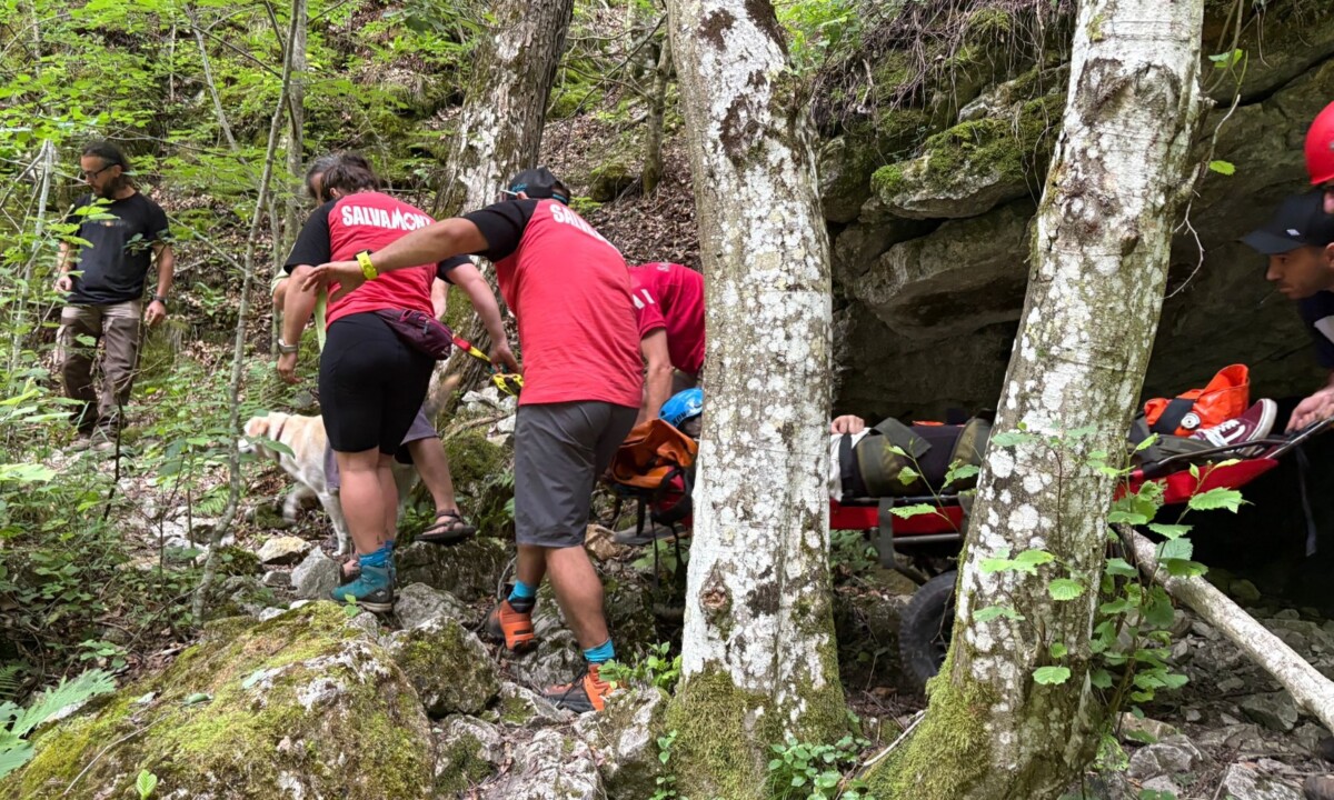 Turista din Cluj Napoca salvata din Cheile Rametului dupa o cadere pe traseu Interventie dificila a Salvamont Alba dupa ce tanara a alunecat pe o poteca