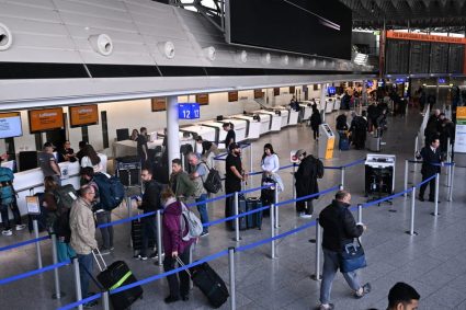 UE lansează o inițiativă pentru a reduce aglomerarea de la aeroport, provocată de noul sistem biometric.