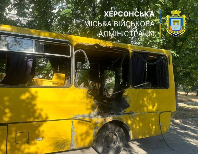 Ucraina O drone ruseasca a atacat un microbuz in Herson provocand moartea a doua persoane si ranirea altor cinci