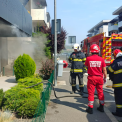 Un apartament din Sannicoara Cluj a fost mistuit de flacari Incendiul a devastat bucatarie si electrocasnicele Zece persoane au fost evacuate Cauza Efectul termic al curentului electric