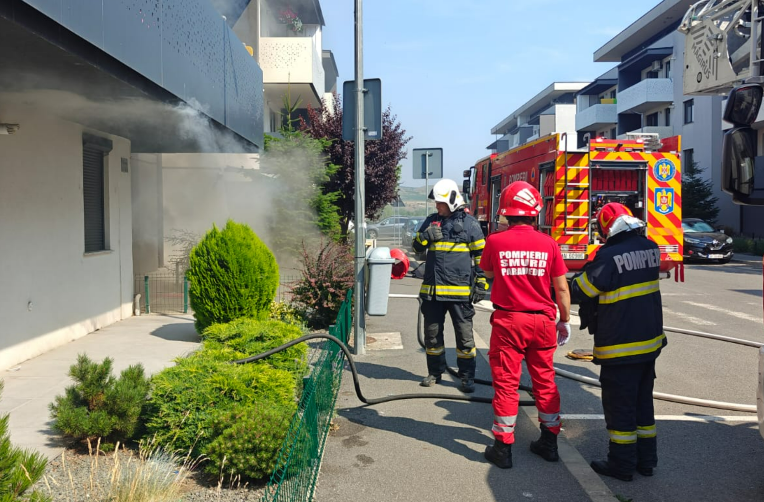 Un apartament din Sannicoara Cluj a fost mistuit de flacari Incendiul a devastat bucatarie si electrocasnicele Zece persoane au fost evacuate Cauza Efectul termic al curentului electric