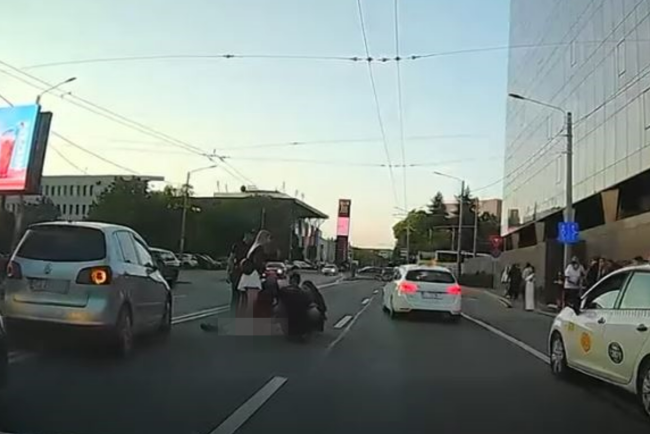 VIDEO Accident in aceasta dimineata in zona Iulius Mall din Cluj Napoca O persoana a fost surprinsa de o masina in timp ce traversa pe un loc nepermis