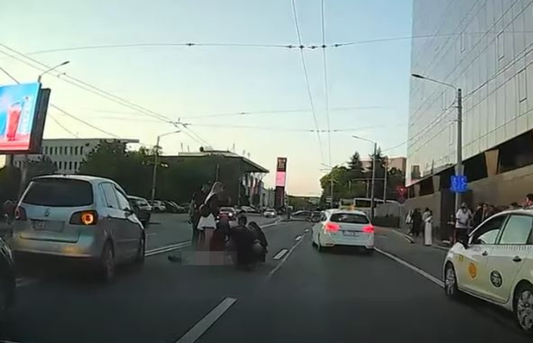 VIDEO Accident in aceasta dimineata in zona Iulius Mall din Cluj Napoca O persoana a fost surprinsa de o masina in timp ce traversa pe un loc nepermis