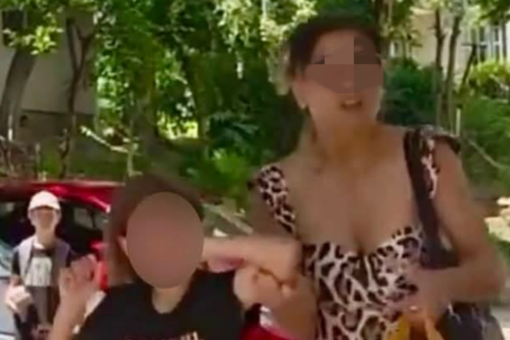 VIDEO Reactii surprinzatoare ale clujenilor dupa imaginile cu mama psiholog care isi agresa fiica pe strada Daca ar fi fost fata mea o duceam eu la Protectia Copilului