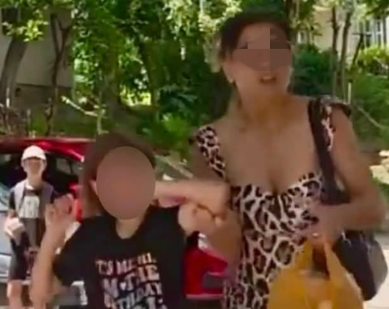 VIDEO Reactii surprinzatoare ale clujenilor dupa imaginile cu mama psiholog care isi agresa fiica pe strada Daca ar fi fost fata mea o duceam eu la Protectia Copilului