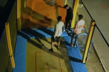 VIDEO. Trei clujeni au intrat noaptea într-o firmă pentru a se distra pe trambuline. Au fugit repede când a venit poliția: „E ultimul avertisment”