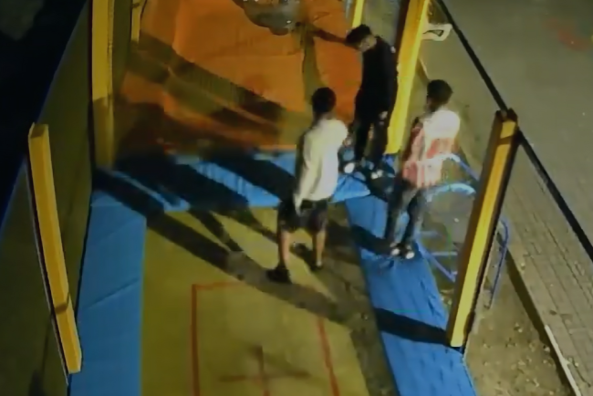 VIDEO Trei clujeni au intrat noaptea intr o firma pentru a se distra pe trambuline Au fugit repede cand a venit politia E ultimul avertisment