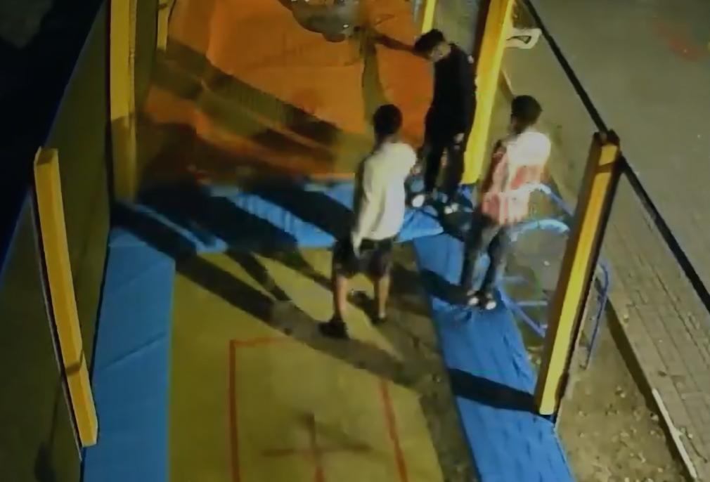 VIDEO Trei clujeni au intrat noaptea intr o firma pentru a se distra pe trambuline Au fugit repede cand a venit politia E ultimul avertisment
