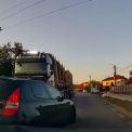 VIDEO Un sofer a efectuat o depasire nebunesc chiar in fata unui TIR incarcat cu lemne Clujeanul a scapat cu viata datorita profesionalismului soferului