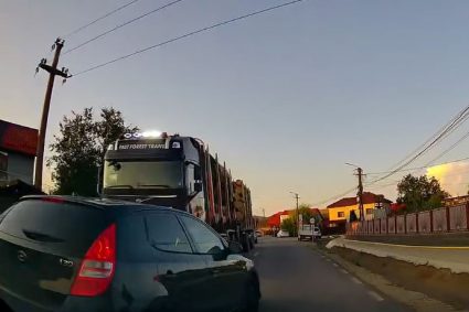 VIDEO: Un șofer a efectuat o depășire „nebunească” chiar în fața unui TIR încărcat cu lemne. Clujeanul a scăpat cu viață datorită profesionalismului șoferului.
