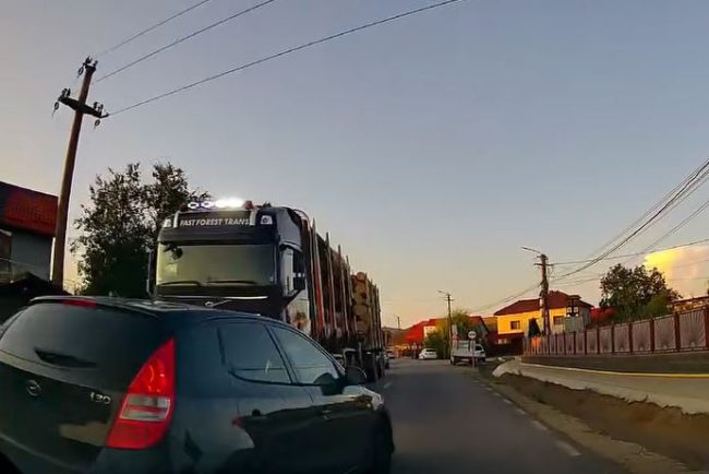 VIDEO Un sofer a efectuat o depasire nebunesc chiar in fata unui TIR incarcat cu lemne Clujeanul a scapat cu viata datorita profesionalismului soferului