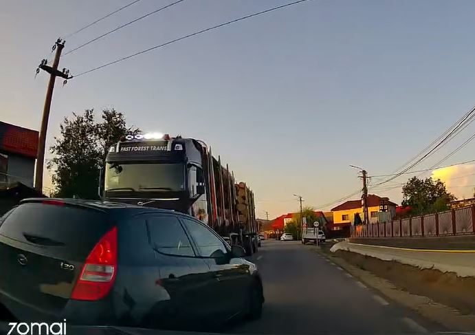 VIDEO Un sofer a efectuat o depasire nebunesc chiar in fata unui TIR incarcat cu lemne Clujeanul a scapat cu viata datorita profesionalismului soferului