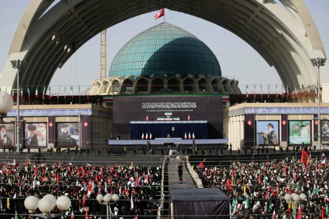 Zeci de mii de oameni s au adunat la funeraliile lui Ali Khamenei Autoritatile iraniene estimeaza ca vor fi peste 10 milioane de participanti