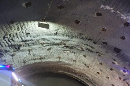 UPDATE: Accident de muncă pe Autostrada Sibiu – Pitești: Doi muncitori turci au fost răniți din cauza surpării unui mal de pământ.