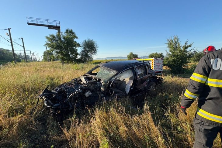 accident grav la o trecere de nivel cu calea ferata un tren de pasageri a lovit o masina iar soferul este resuscitat