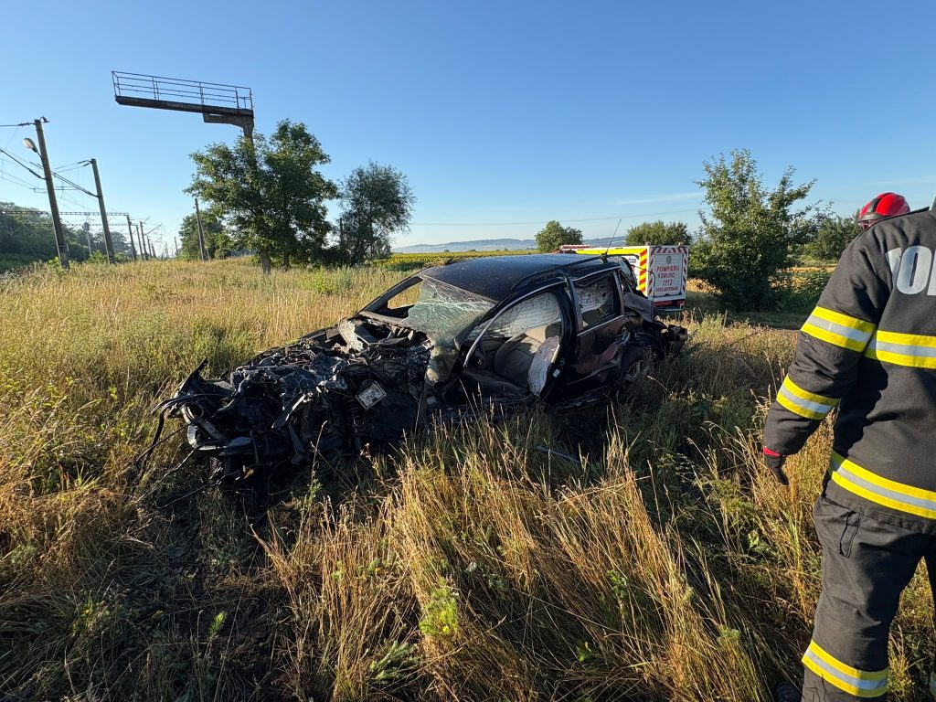 accident grav la o trecere de nivel cu calea ferata un tren de pasageri a lovit o masina iar soferul este resuscitat