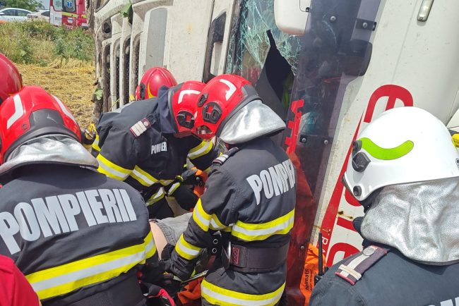 accident grav pe e85 sofer de tir blocat in cabina dupa ce autotrenul s a rasturnat
