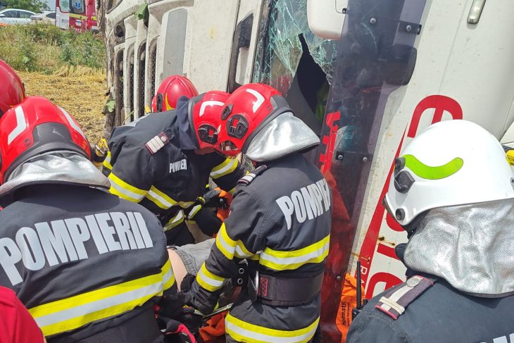 accident grav pe e85 sofer de tir blocat in cabina dupa ce autotrenul s a rasturnat