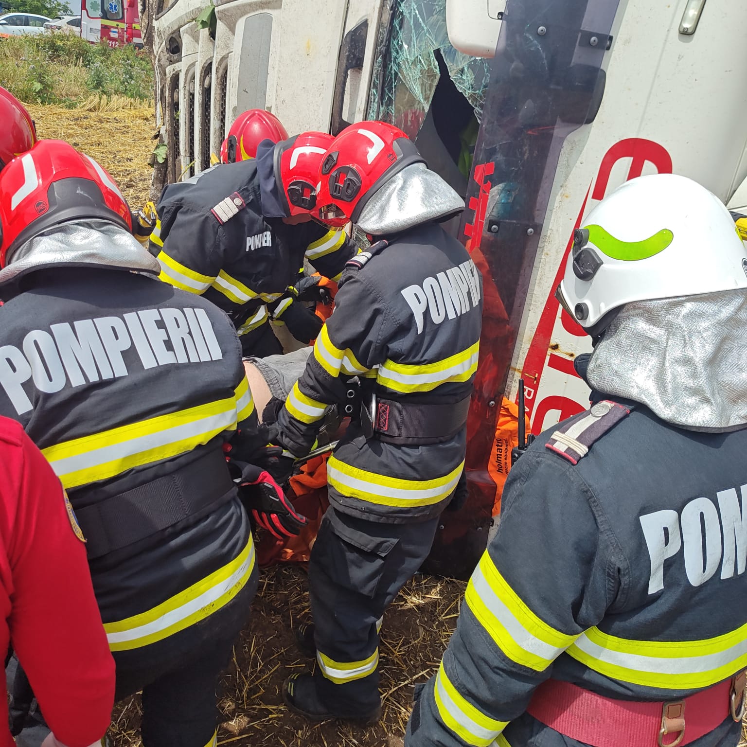 accident grav pe e85 sofer de tir blocat in cabina dupa ce autotrenul s a rasturnat