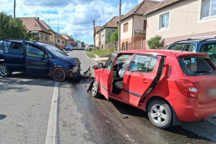 Accident în Cluj: Patru persoane rănite în urma coliziunii dintre trei mașini. O fetiță de 8 ani, două femei și un bărbat, transportați de urgență la spital.
