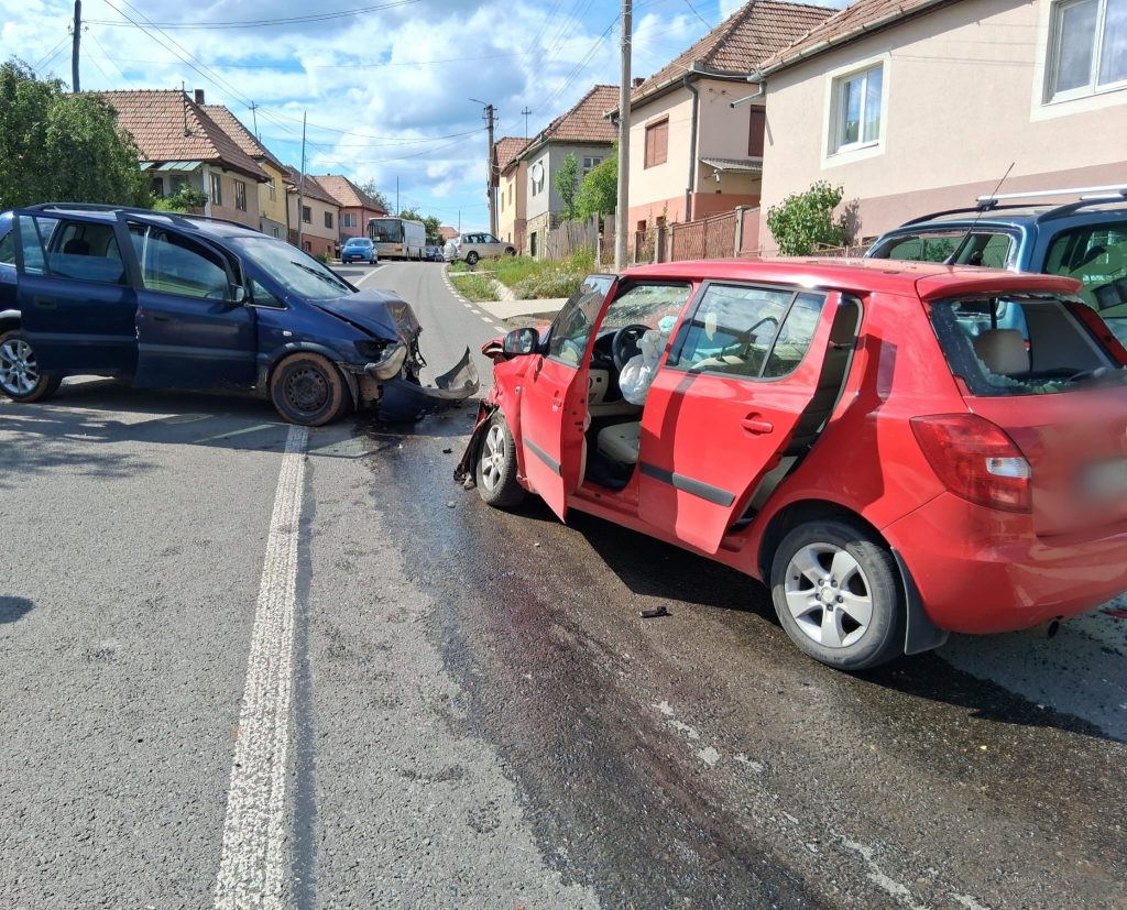 accident in cluj patru persoane ranite in urma coliziunii dintre trei masini o fetita de 8 ani doua femei si un barbat transportati de urgenta la spital