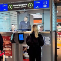 confuzie totala pe aeroportul cluj o femeie a fost retinuta si interogata din cauza unei confuzii cu sora ei geamana procedurile nu au fost respectate