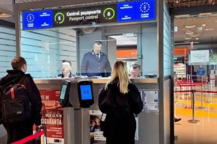 Confuzie totală pe Aeroportul Cluj! O femeie a fost reținută și interogată din cauza unei confuzii cu sora ei geamănă: „Procedurile nu au fost respectate”