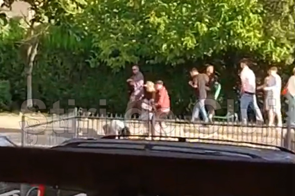 EXCLUSIV VIDEO. Bărbat agresat brutal în această dimineață de un grup de tineri la stația de autobuz. Se întorcea de la Electric Castle: „Este în operație”