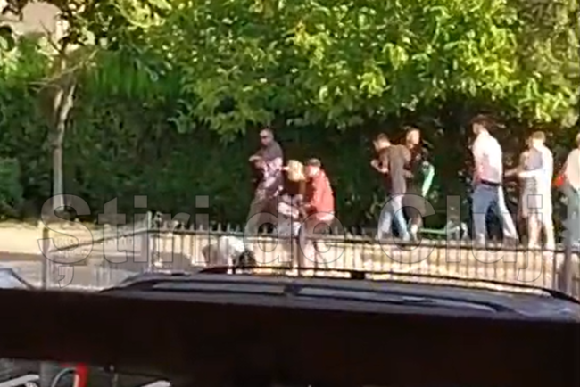 exclusiv video barbat agresat brutal in aceasta dimineata de un grup de tineri la statia de autobuz se intoarce de la electric castle este in operatie