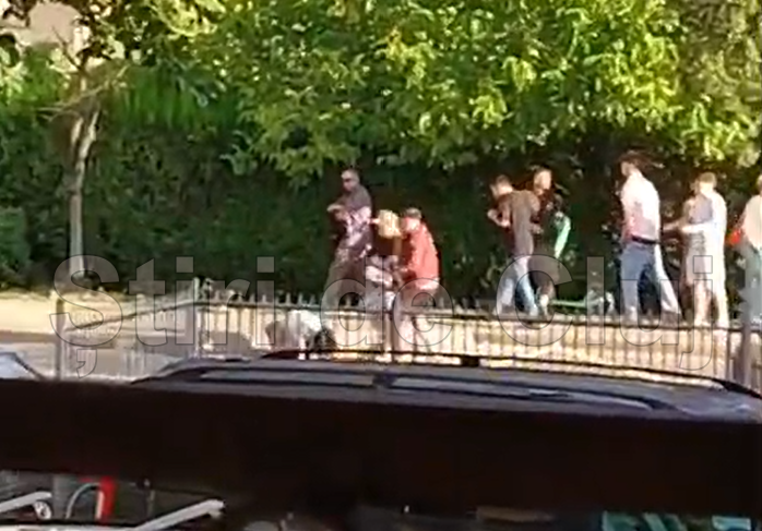 exclusiv video barbat agresat brutal in aceasta dimineata de un grup de tineri la statia de autobuz se intoarce de la electric castle este in operatie