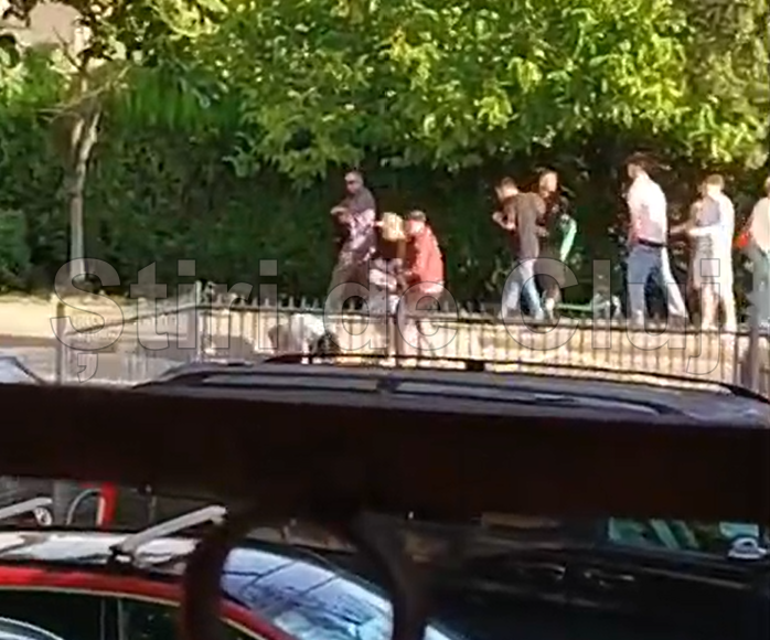 exclusiv video barbat agresat brutal in aceasta dimineata de un grup de tineri la statia de autobuz se intoarce de la electric castle este in operatie