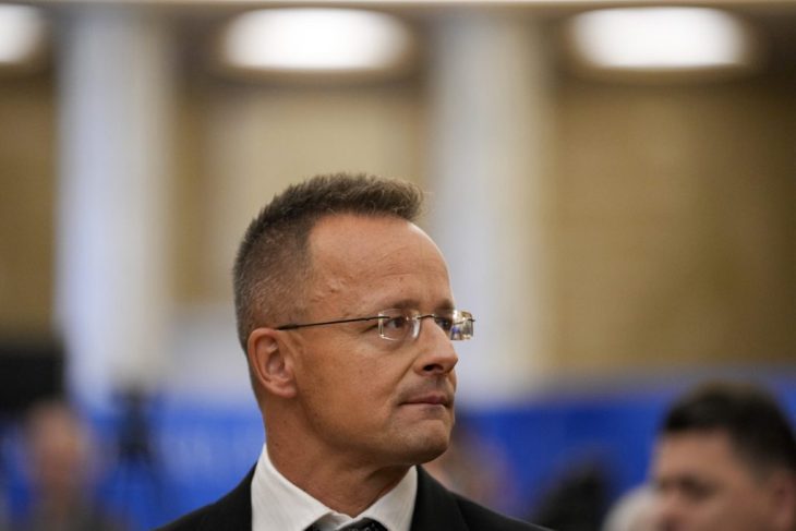 fostul ministru de externe al ungariei renunta la functia de parlamentar pentru a se angaja la un gigant chinez