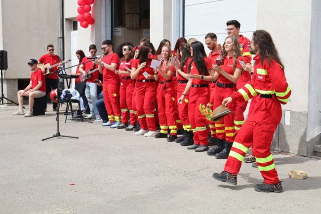 foto generatia care va salva vieti serenada memorabila pentru viitorii medici smurd din cluj