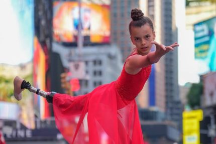 gimnasta ucraineana ranita in razboi isi imparteaste povestea prin dans castigand o medalie la un turneu in romania