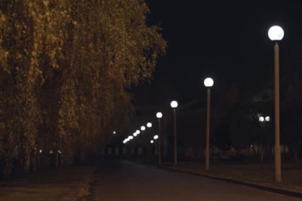 Întuneric complet pe o stradă din Cluj-Napoca: De două nopți, locuitorii folosesc telefoanele pentru a evita accidentele.