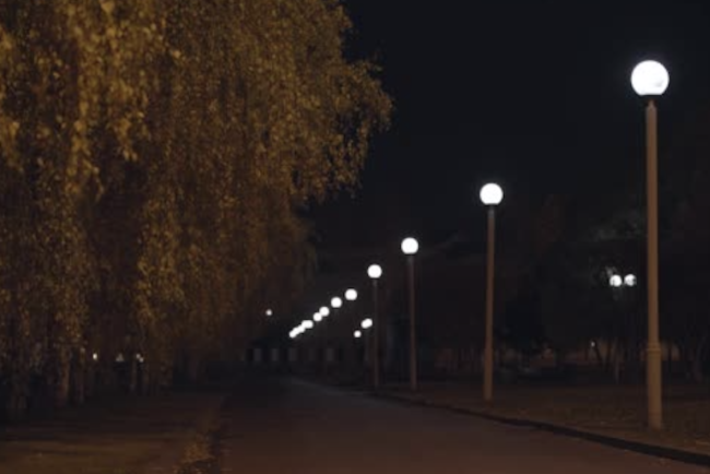 intuneric complet pe o strada din cluj napoca de doua nopti locuitorii folosesc telefoanele pentru a evita accidentele