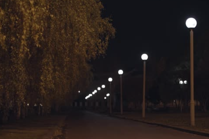 intuneric complet pe o strada din cluj napoca de doua nopti locuitorii folosesc telefoanele pentru a evita accidentele