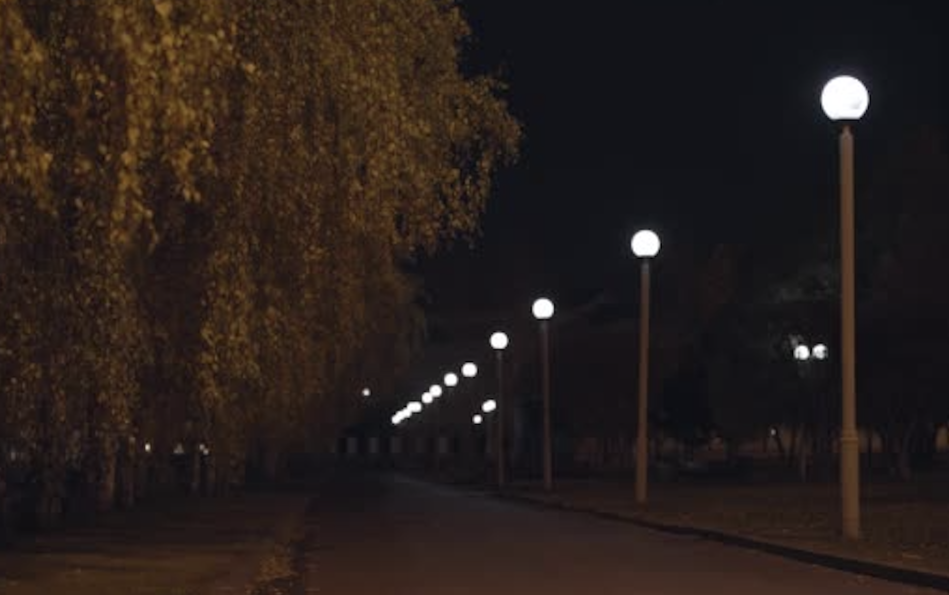 intuneric complet pe o strada din cluj napoca de doua nopti locuitorii folosesc telefoanele pentru a evita accidentele
