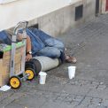 mizerie si frica in apropierea garii din cluj locuitorii orasului sunt satui de comportamentul persoanelor fara adapost din zona ne agreseaza verbal si urineaza in spatii publice