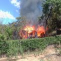 o cabana din lemn a fost complet distrusa de un incendiu in hunedoara pompierii au mers un kilometru pe jos pentru a stinge flacarile
