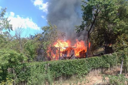 O cabană din lemn a fost complet distrusă de un incendiu în Hunedoara. Pompierii au mers un kilometru pe jos pentru a stinge flăcările.