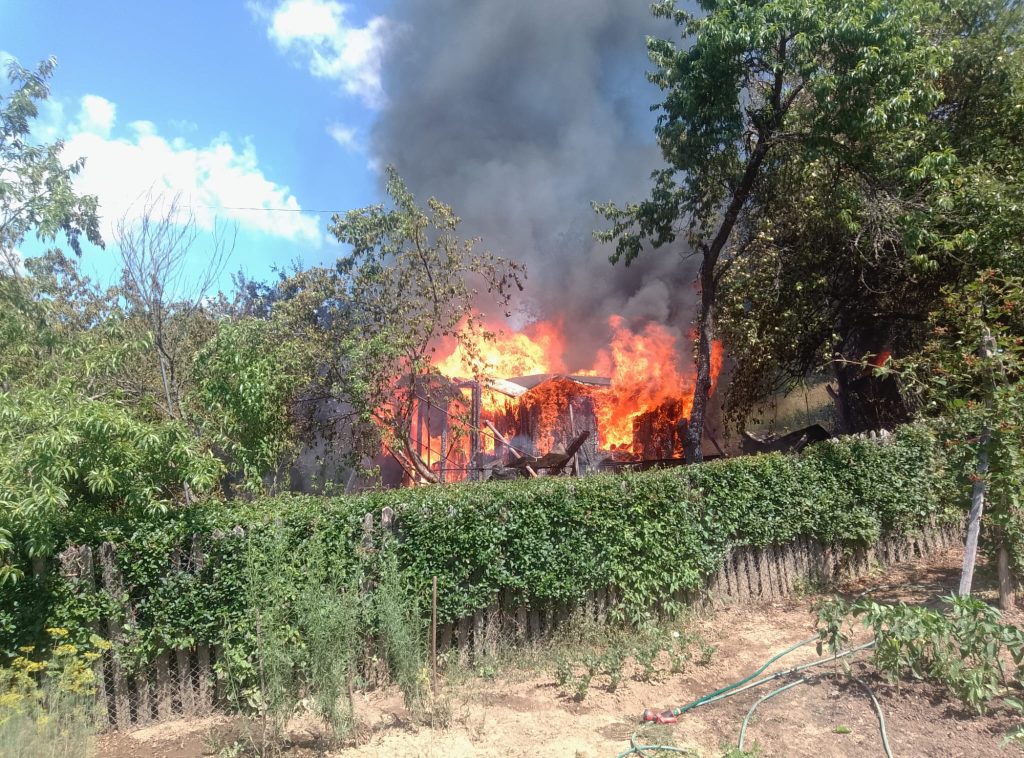 o cabana din lemn a fost complet distrusa de un incendiu in hunedoara pompierii au mers un kilometru pe jos pentru a stinge flacarile