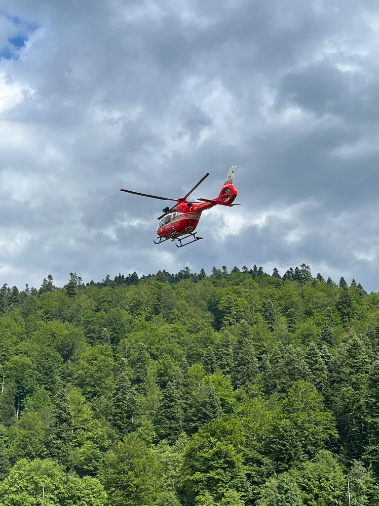 patru alpinisti au cazut pe valea albisoarei din busteni dupa ce o cordelina s a rupt o femeie a murit
