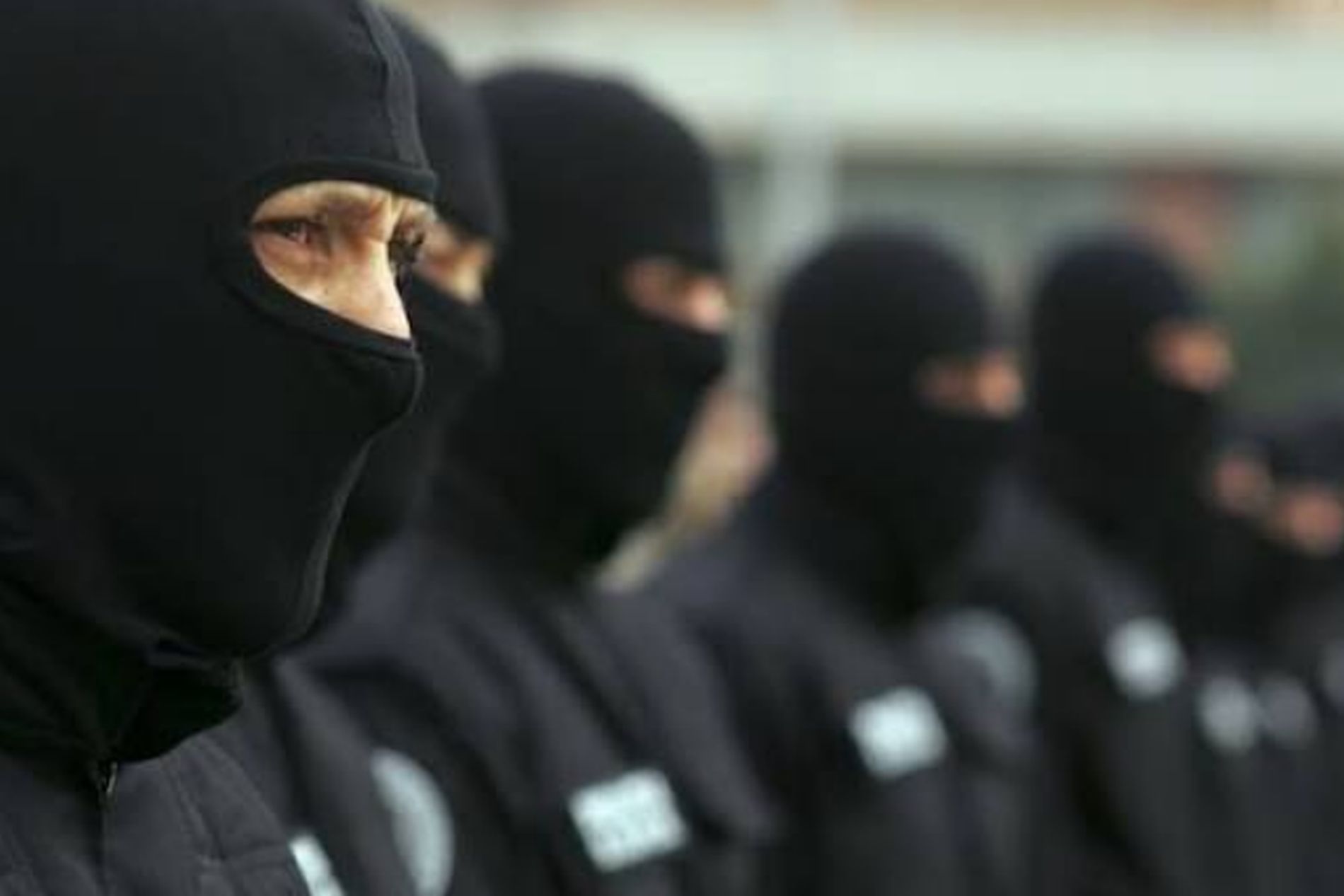 raid spectaculos al mascatilor in caminele din hasdeu doi condamnati capturati dupa ce sau ascuns intr o groapa camuflata unul dintre ei a fost ranit