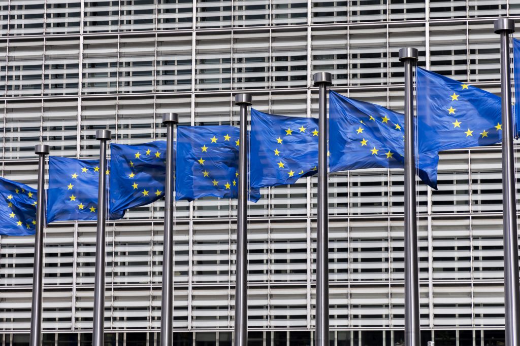 reguli noi pentru inteligenta artificiala comisia europeana detalieaza obligatiile platformelor si modalitatea de etichetare a continutului creat de ai